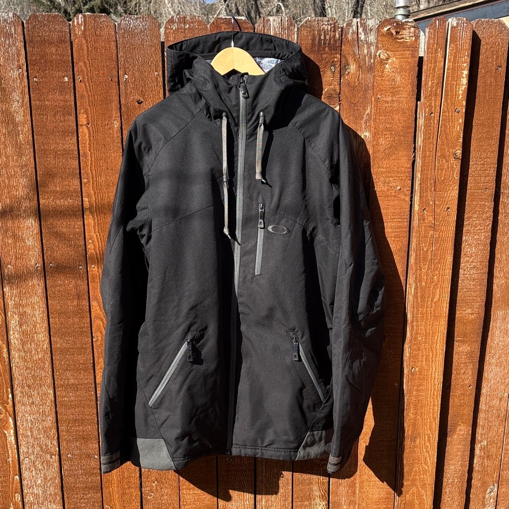 OAKLEY - MENS SIZE LARGE - INSULATED SKI / SNOWBOARD JACKET.